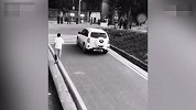 【四川】男子将父亲留后溜车内摆拍 自己跳车窗拉手刹当英雄