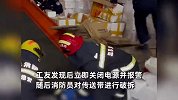 男子“脚踢式”分拣快递，被卷进传送带缝隙惊恐呼救，一旁警示引深思