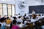 下巴“悬梁”？小学课桌装矫正器趴下写字就被卡