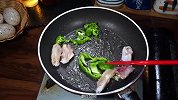 鸡翅怎么烧好吃又简单，简单又好吃的青椒烧鸡翅，超级开胃