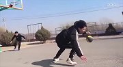 篮球-18年-想到开头却猜不到结尾！小哥晃飞对手摔倒自己-花絮