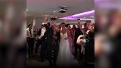 足球高于结婚？英格兰队破门 英国夫妇婚礼秒变球迷聚会