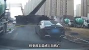 揪心一幕！混凝土泵车侧翻，白色小车极限通过，现场视频曝光