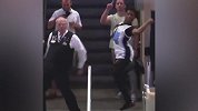 NBA看台大爷与小伙斗舞 这舞姿也太妖娆了