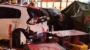 哈尔滨一小车因操作不当冲进路边吃饭人群 连撞4车致11人受伤