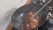 简单好吃又实惠的家常菜“油豆腐炒肉”，鲜香入味，满满的爆汁
