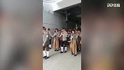向安联进发！啤酒节仪仗队奏乐前进 进入拜仁主场