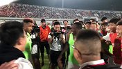 卓尔众将场地内获悉冲超 队员疯狂庆祝