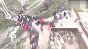 劲爆极限运动合集！悬崖峭壁徒手走钢丝 高空跳伞玩接力