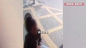 女子骑电动车走机动车道，被交警拦截后耍赖躺地上