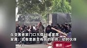 父亲被买凶杀害家中焚尸，凶手20年后出狱在受害者家门口大摆宴席，家属：这是挑衅