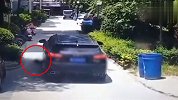 河南濮阳一男童蹲地玩耍被轿车碾压身亡 压人后继续踩油门