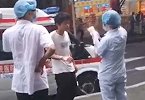 高空坠落折叠刀直插男子后脑勺 自己走进救护车接受救治