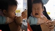 宝宝打针淡定看医生扎入胳膊 下一秒面部僵化哭成表情包