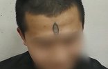 小伙追求时尚额头文天眼上庭受审 法警忍不住笑出声