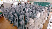 小伙拥有超能力，跟他对视的人都会变成石头，全班同学都难逃厄运