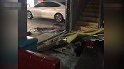 【福建】停车场一SUV驶出车位时突然失控 顶着小车直冲进酒吧