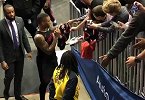 客场球迷高呼MVP！利拉德球员通道为球迷签名