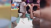 熊孩子坑亲爹名场面，偶尔还坑亲妈，人类幼崽的小暴脾气太阔爱了