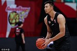 暖心大哥！阿联训练结束后帮大学生捡球 被感谢后挥挥手潇洒离开