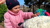 阿塞拜疆地方美食“烤全羊焖饭”，焖饭好吃才是关键，怎么做到的