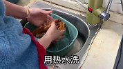 萝卜干烧腊肠家常做法味道鲜美，既能下酒又能下饭，吃起来太美味
