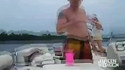 音乐陶醉的手舞足蹈 比基尼美女悲催了