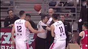 乱了！周鹏与广州队主教练胡安发生严重冲突