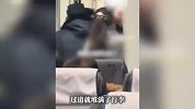 列车过道行李堆积，老人不满动手掐女生脖子辱骂并吐口水