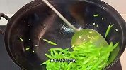 老妈的拿手菜四季豆炒肉，色香味俱全，真的是下饭神器！
