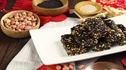 DIY纯手工制作黑芝麻糖，满口生香还你童年味道