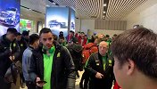 国安球员抵达济南站准备回京 200球迷前来送站