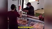 男子假钞买鸭货，女老板发现嗷一嗓子强行“扣押”，民警：老妹儿你是真猛啊