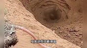 男子遇路面现“天坑”，坑底不断喷土似喷泉，有20米深