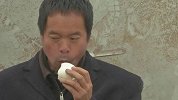 心酸！讨薪农民工3个馒头啃1天 10人挤住一间房