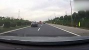 【我爱我车】这种高速公路恶习 真应该见一次打一次