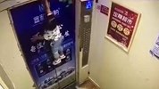 遛娃神器险酿悲剧 2岁女童被电梯夹住悬空100秒后摔落