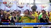 世界杯-14年-世界杯巨星也玩自拍 梅西阿奎罗合影星味浓-新闻