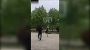 篮球-18年-这是什么操作？小哥一鞋底彻底扇飞得你篮球梦-专题