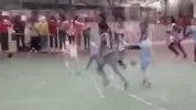 街球-15年-12岁小萝莉化身艾弗森秀碉堡球技 打爆一群男生-专题