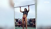 强悍！外国美女街头秀引体向上 腹肌清晰可见身材霸道