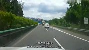 高速超车，白车直接拿命去赌，视频车跟着学他差点见阎王！