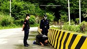 湖北男子抢出租车杀女司机灭口 逃亡22年后到案发现场磕头谢罪