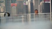 安排美了！曼城球员无边泳池放松 沃克入水发疯演人形鲤鱼打挺