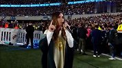 感人！阿根廷女歌手现场献唱Brindis致敬梅西