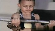 体育-13年-美国最壮男孩火爆全球 2岁训练成就完美肌肉-花絮