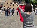 女博主青书拿着利物浦球衣拜佛 祈祷能够拿下双红会