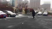 杰弗森训练结束后独自走回房间 新疆雪雨交加显悲凉