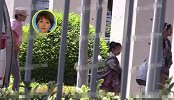 马伊琍带女儿现身机场，走私人通道避开媒体，文章状态堪忧