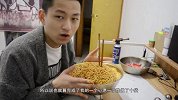 【不作会死】一次性吃十包全球最辣的泡面 嘴巴肿得不成样